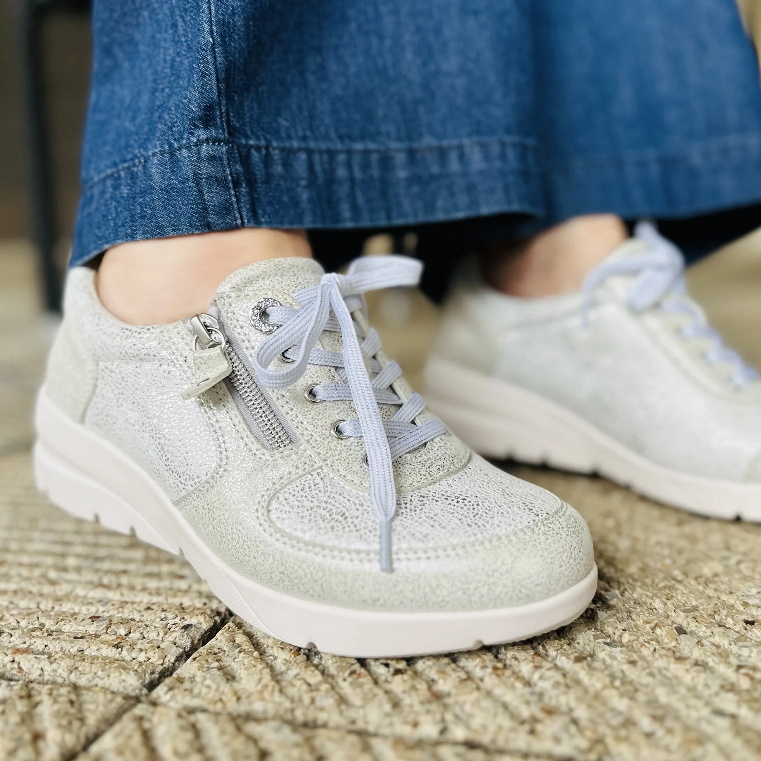 24FW Ultra-Lightweight Women's Sneakers with New Material Super Stretch Fabric, Soft Cowhide Leather, and Swarovski Crystal Eyelets #FJ127